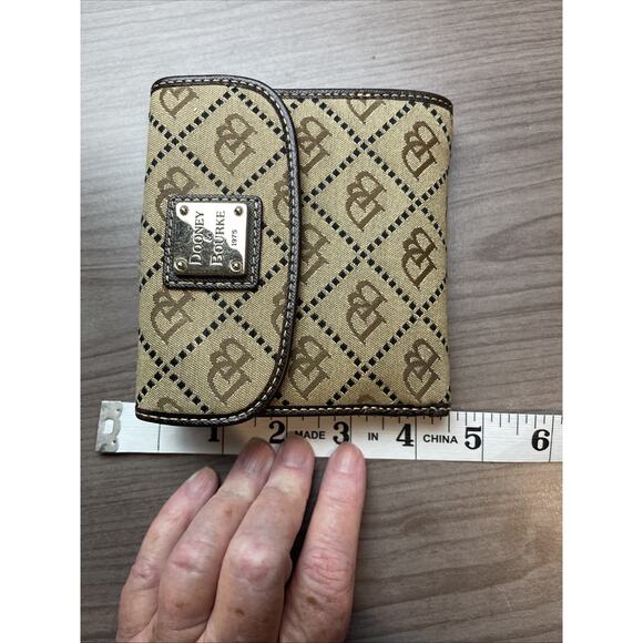 Vintg.Dooney &Bourke Square Canvas Leather Trim Brown DB Logo BiFold Wallet - Picture 10 of 10